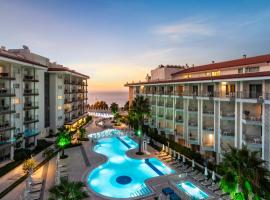 Ramada Hotel & Suites by Wyndham Kusadasi，庫薩達斯的飯店