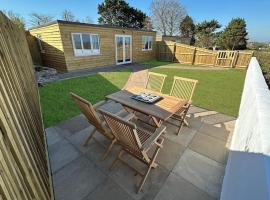 Citrus Chalet, modern light and airy!, cabin in Redruth