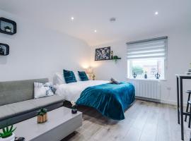 Modern Studio Apartment in Wigan, hotell i Hindley
