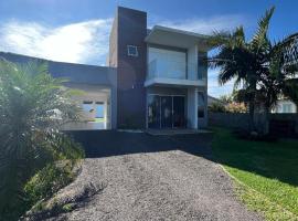 Casa com piscina, hotel en Capão da Canoa