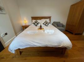 NEW King Bed Romantic Cabin - Must See Landscapes, B&B in Salisbury