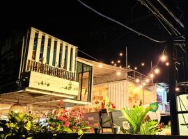 Karcof Container Hostel: Senggigi şehrinde bir otel