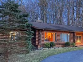 The Forest Edge Cabin, hotel em Sigel