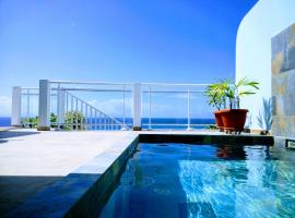 Aux Colibris Amoureux : loft de standing avec vue mer, Hotel mit Pools in Grand-Bourg