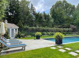 Steve's Place: Heated Pool, 3BR Southold Home, Beach, hotel in Southold