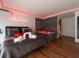 LE COCON- Jacuzzi & Sauna privés By SweetDreams, hotel in Le Cannet