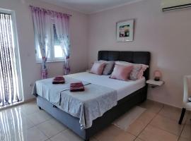 Apartmani Marijana, hotel near Krka Waterfalls, Lozovac