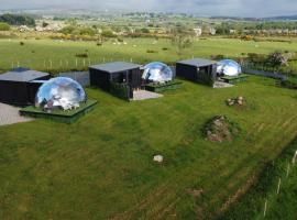 Glamping Boutique Domes, hotel with jacuzzis in Articlave