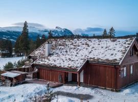 Cozy cabin with sauna, ski tracks and golf outside, rumah percutian di Gol