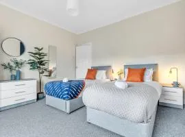 Inspira Stays - Stylish Modern 2 Bedroom House - 7 Mins from M1 - Free Parking - Wifi & Smart TV