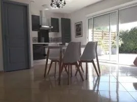 Maison dans une propriété avec une cour