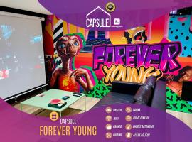 Capsule Forever Young - Jacuzzi - Sauna - Billard - arcade de jeux - Netflix & home cinéma - Ping Pong, hôtel à Hastière-par-delà