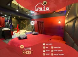 Capsule Secret - Jacuzzi - Netflix & Home cinéma - Jeux de couple - Barre de pole dance, hôtel à Valenciennes