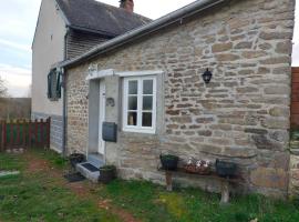 Chambre d'hôtes Se Sentir Libre Châtaigne, hotel sa parkingom u gradu Crozant