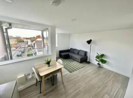 Modern Flat in Leigh Broadway, hotel with parking in Leigh-on-Sea