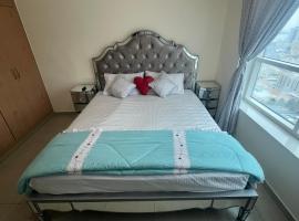 F22,R2 Sea&city view room in three bedroom apartment, separate bath outside, בית הארחה באג'מן