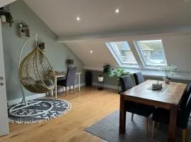 Peaceful home close to Airport with parking