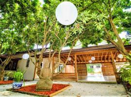 Bird Tiny House in Charming Japanese Garden, tiny house in Homestead