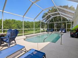 Blue Heron House! Cozy home with heated pool and pool toys! Water view out back!, αγροικία σε Bradenton