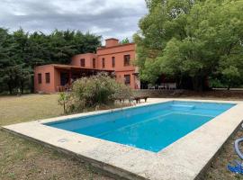 Casa con piscina y gran parque en Los Cardales โรงแรมในลอสการ์ดาเลซ