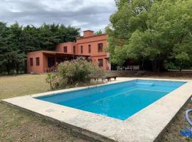 Casa con piscina y gran parque en Los Cardales, hotel a Los Cardales