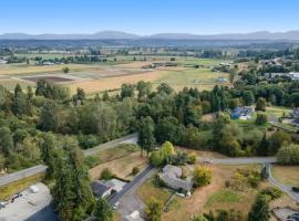 Pet Friendly and Spacious Valley View Family Home, hotel di Snohomish