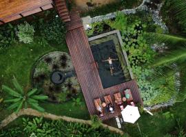 Luxury Villa Rainforest Estate Natural Swim Pond, vila v mestu Bocas Town