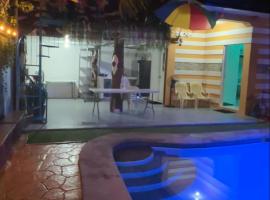 Cozy room with outdoor swimming pool, hytte i Olongapo