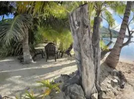 Les pieds dans l’eau à huahine. Maison climatisée