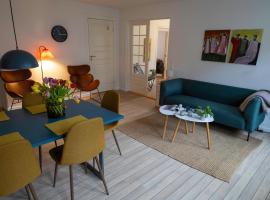 Hyggelig byhus i stueplan med solrig gårdhave, hotel in Svendborg