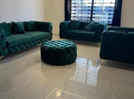 Superior Villa in Mirpur city Azad kashmir, hotel v destinaci Rachiāl