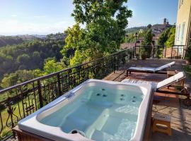 Al Cedro Terrazza sul Monferrato con Idromassaggio، فندق في Grazzano Badoglio