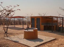 Opuwo Country Lodge Campsite, hotel amb aparcament a Opuwo