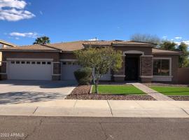 Cozy Latitude home with pool, holiday home in Goodyear