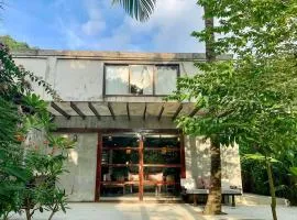 EL NIDO, Lugadia, Concrete House with Small Garden