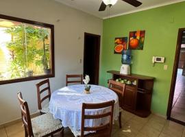 Hermosa casa amplia en zona residencial, holiday home in Santa Cruz de la Sierra