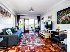 Heylon Sea Point luxury spacious one bedroom apartment queen size bed & inverter