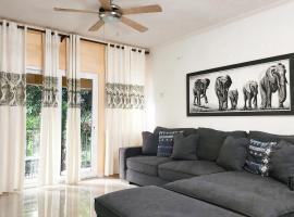 Central Upscale New Kingston Apt with pool, хотел в Кингстън