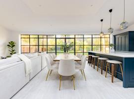 Luxury large house in London on 3 floors with beautiful large Kitchen/dining area (featured in magazines), hotel Sidcupban