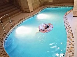 Majsi indoor heated pool, hotel em San Lawrenz