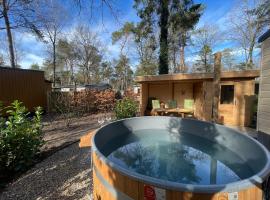 Forest Finest, luxe chalet met HOT TUB mooie overkapping en prachtige tuin met veel privacy, hotel en Hoenderloo