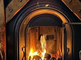 Cosy cottage with sea & mountain views Carnlough, hotel in Carnlough