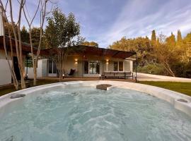 Cottage chaleureux avec jacuzzi en pleine nature, hotel in Grasse