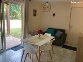 Vacances ou CNPE - Appart 2-3 pers - le Relais du Plessis - RICHELIEU, hotel dengan parking di Chaveignes