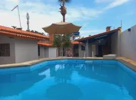 Casa há 250 m da praia, com piscina em Massaguaçu