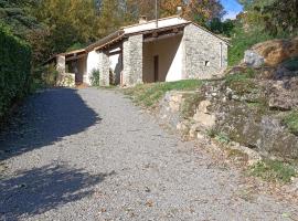 Gîte Au pied du grand cèdre, hotel v destinácii Vesseaux