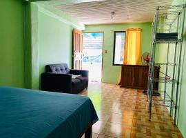 Tico Room, habitación en casa particular en Quepos