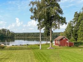 Beautiful Home In Ormaryd With Ethernet Internet, semesterhus i Ormaryd