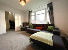Cosy 4-Bed House in Manchester, feriebolig i Manchester