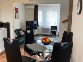 Vár-Lak Apartman, hotel di Balatonfůzfő